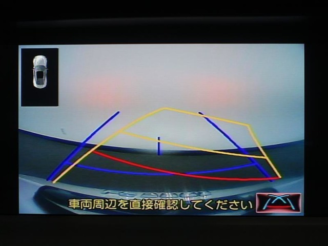 車庫入れの強い味方！大きめの自動車でも安心の、ナビ画面で進路予想が確認できるバックガイドモニターがついています。