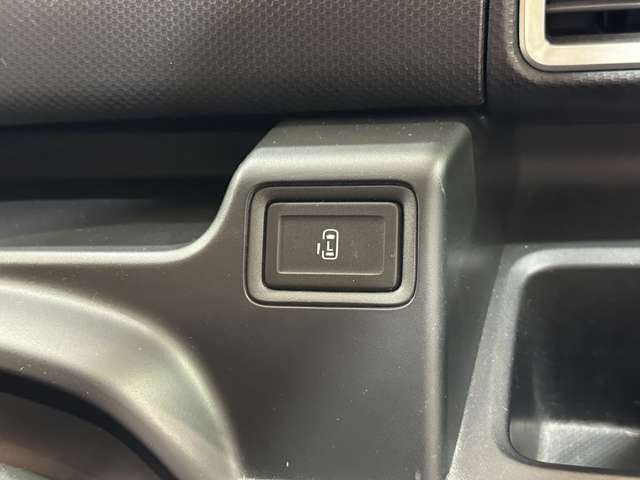 片側電動スライドドア装備車です。