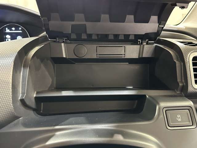 ハンドル奥にある収納スペースです。