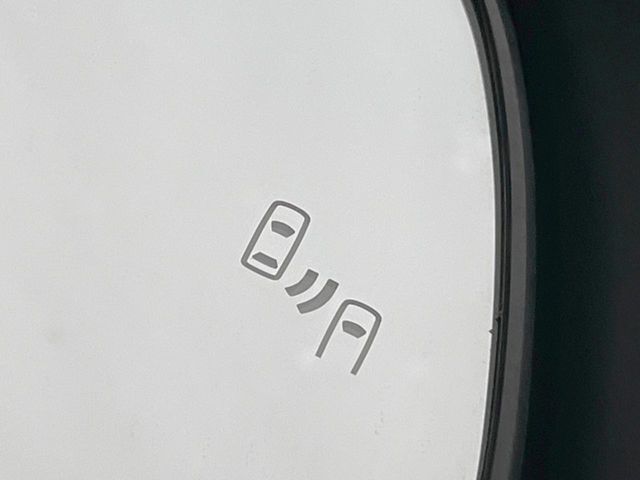 【ブラインドスポットモニター】走行中、ドアミラーの死角になりやすい箇所に後続車が接近するとサイドミラーのレンズに警告を表示！ドライバーに注意喚起をしてくれます。