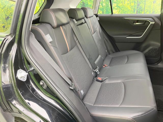 後部座席も気になる運転席シート廻りは使用感も少なく、良好な状態となっています。前オーナー様が丁寧に使っていたことがよくわかりますね。ようなキズ・汚れやへたり等、大きなダメージはなく、良好な状態です。