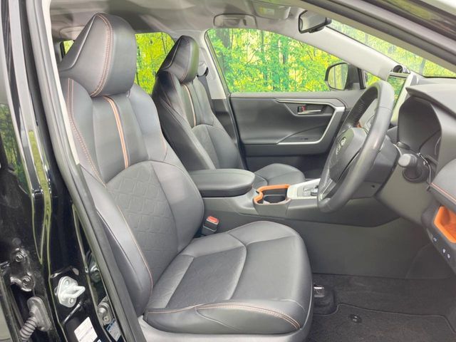 運転席シート廻りは使用感も少なく、良好な状態となっています。前オーナー様が丁寧に使っていたことがよくわかりますね。