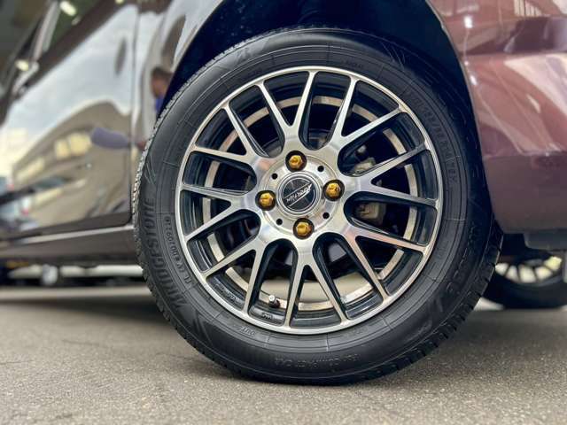 弊社ではインターネットでの遠方販売に自信があります。店頭でのご納車であれば、お車を持込まずに名義変更等のお手続きが出来ますので、ご近所の販売会社で購入する場合とあまり変わらぬ諸経費にてご購入可能です♪