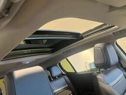 サンルーフ付で室内とても明るいです。納車前は専門メカがシトロエン車専用故障診断器にて2年定期点検相当67項目、独自点検（エンジンルーム・足回り・計器類等）50項目、計117項目点検整備実施の上お客様へご納車！