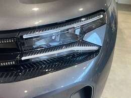 LEDライトがとても明るく夜も安心のドライブが可能です。認定中古車は1年間、ロードサービスが付帯されます。万一のトラブル時も365日体制でお客様をサポート。保証期間中は全国どこへでも安心をご提供いたします。