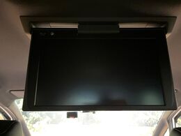 【フリップダウンモニター】大画面モニターで後席でもエンタメをお楽しみいただけます。小さなお子様にも大人気の装備です♪