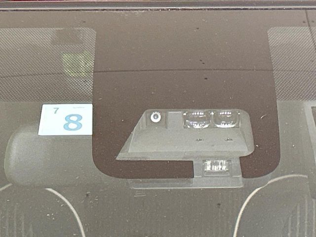【プリクラッシュセーフティ】前方の車両等を検知し、衝突しそうな時は警報で注意を促し、ブレーキを踏む力をサポート。ブレーキを踏めなかった場合は衝突被害軽減ブレーキが作動、衝突回避をサポートします。