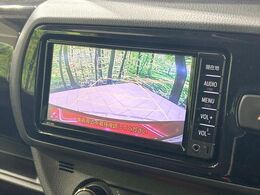 【バックカメラ】駐車時に後方がリアルタイム映像で確認できます。大型商業施設や立体駐車場での駐車時や、夜間のバック時に大活躍！運転スキルに関わらず、今や必須となった装備のひとつです！