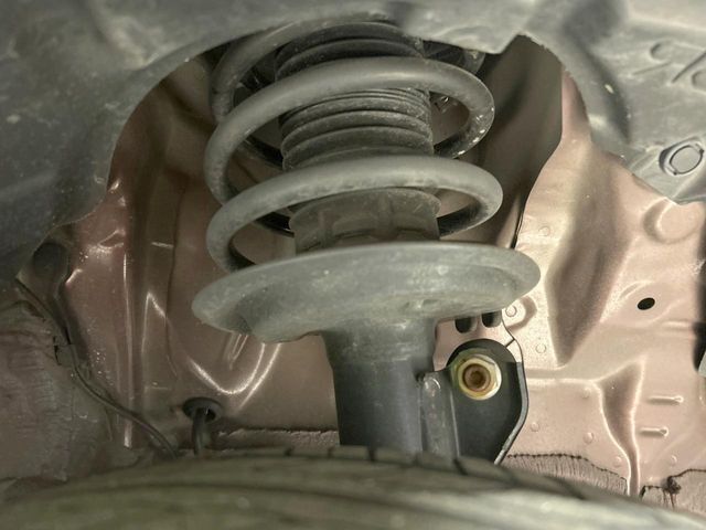 お車を安心してお乗りいただく為には、足回りの定期点検が欠かせません。サービスサポート（有償保証）では無料点検もご提供しており、安心のカーライフをお過ごしいただけるサポート体制が整っています。