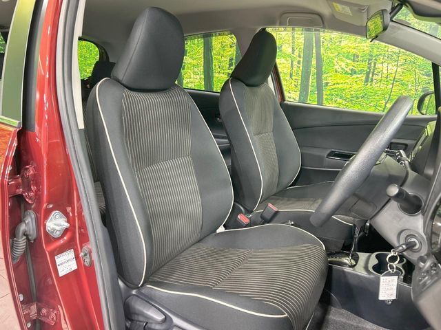 運転席まわりには十分なスペースがあり、大柄な方でもゆったり運転していただける環境です。