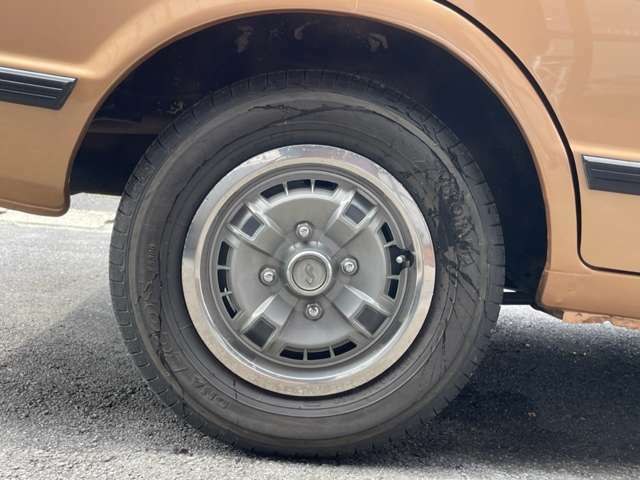 タイヤサイズは、135/70R13です。アルミホイールを履いています。アルミホイールだけでも車のイメージがかなり変わりますね。