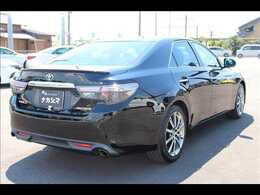 運転席回りはシンプルなつくり。足元が広々と使える設計です(^0^