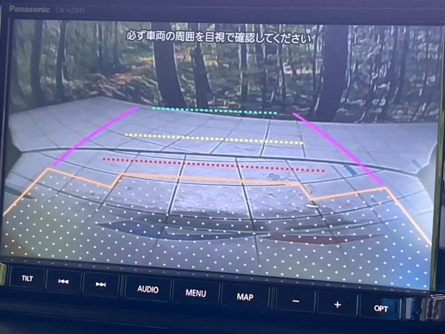 【バックカメラ】駐車時に後方がリアルタイム映像で確認できます。大型商業施設や立体駐車場での駐車時や、夜間のバック時に大活躍！運転スキルに関わらず、今や必須となった装備のひとつです！