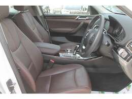 落ち着いたモカブラウンカラーのレザーシートと高級感溢れるウッドパネルのインテリア。