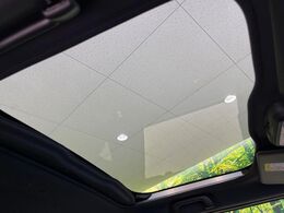 【ガラスルーフ】ガラスルーフ搭載で車内の解放感が一気にアップ！開放的なドライブをお楽しみいただけます。