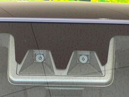 【スマートアシスト】走行中に前方の車両等を認識し、衝突しそうな時は警報とブレーキで衝突回避と被害軽減をアシスト。より安全にドライブをお楽しみいただけます。