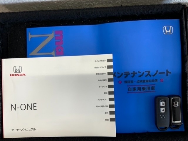 スマートキーは鍵をバッグに入れたままでもドアロックの開閉やエンジンのON・OFFができます。夜間や雨の日も鍵を探さなくて良いので便利です。