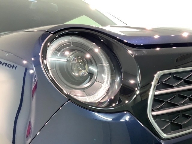 LEDヘッドライトは、点灯の瞬間から最大光量を発揮し、突然暗くなるトンネルなどでの安定感を高めます。