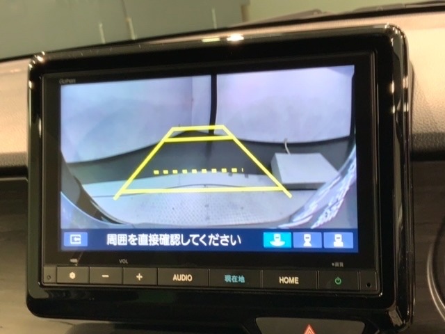 リバースギアに入れるだけで後方の表示へ切り替わります。夜間や雨の日の駐車も楽になりますよ。