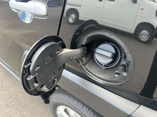 ☆お車についた傷やヘコミ、事故の修理もハヤシにお任せください。自社鈑金工場で修理ができますの安心です☆