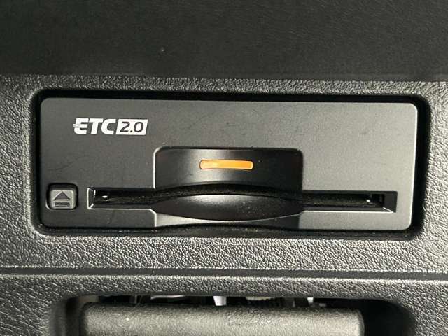 【ETC】有料道路を利用する際に料金所で停止することなく通過できる、ETC車載器（ノンストップ自動料金収受システム機器）が装備されています。セットアップを行うことで利用可能になります。