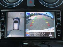 〔アラウンドビューモニター〕自車を上から見下ろす様な映像が映し出される全周囲型アラウンドビューモニター装備で車庫入れも安心楽々です。