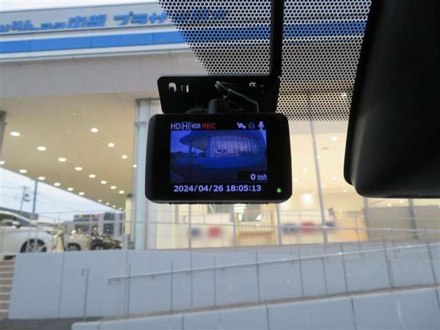 【ドライブレコーダー】装備。映像と音声を記録してくれるドライブレコーダーは、事故の際に確かな証拠能力を発揮してくれます。