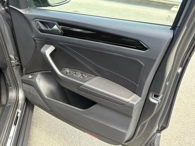 運転席ドアトリム。ドアポケットにはペットボトルも置けるスペースが確保されています。