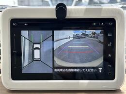 【全方位モニター】クルマを真上から見下ろした視点で駐車をサポートします！死角からの障害物にいち早く気が付くことができます。