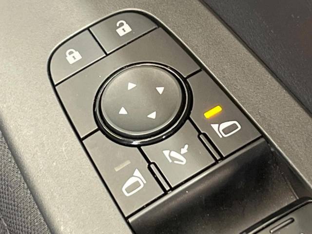 【電動格納ミラー】サイドミラーは電動格納式となっており、狭い駐車場でもキズがつくリスクを抑えられます。