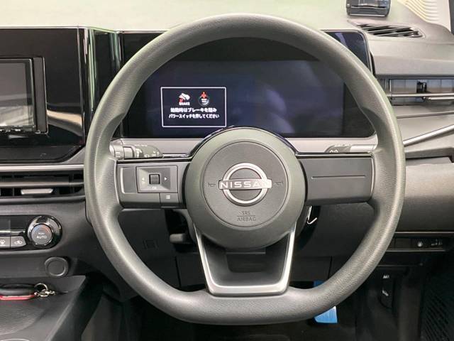 インテリアに合わせたデザインのステアリングは、運転される方のことも考え、運転しやすい形状、大きさです。是非一度、実際に触ってお確かめください。