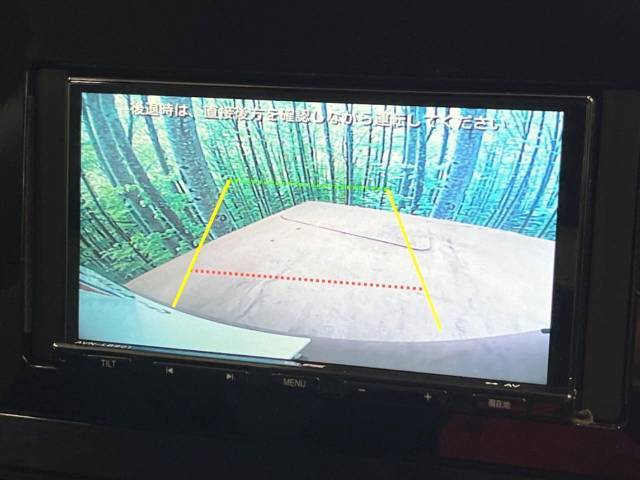 【バックカメラ】駐車時に後方がリアルタイム映像で確認できます。大型商業施設や立体駐車場での駐車時や、夜間のバック時に大活躍！運転スキルに関わらず、今や必須となった装備のひとつです！