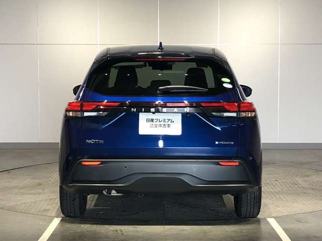 前・後方に車両や壁などの障害物がある場合、クルマが誤操作を察知して、衝突を未然に防ぎます。