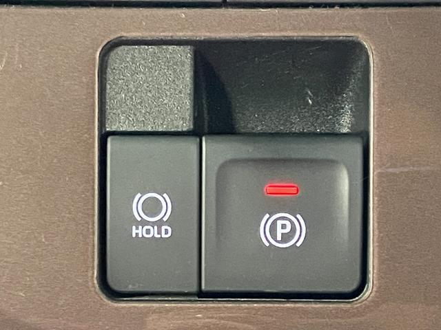 【電動パーキングブレーキ＋オートブレーキホールド機能】　指先だけで簡単に操作が可能なパーキングブレーキ、スイッチを押すとブレーキペダルから足を離してもブレーキを保持できるオートブレーキホールド搭載