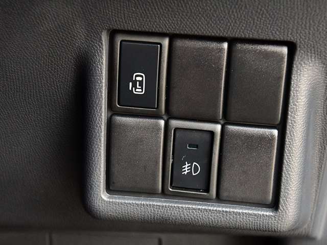 運転席の右側にはオートスライドドア、フォグランプのスイッチが有ります。