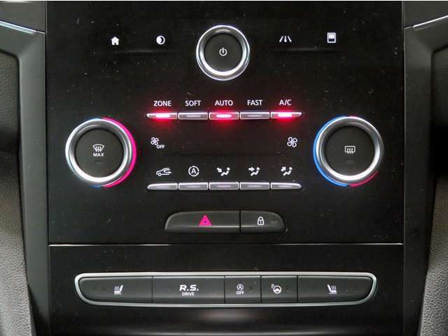 ■温度設定をしておけばいつでも快適な車内温度を維持できるオートエアコン！