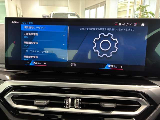 衝突被害軽減ブレーキと車線逸脱警告がついています。