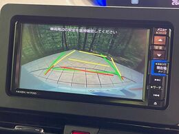 【バックカメラ】駐車時に後方がリアルタイム映像で確認できます。大型商業施設や立体駐車場での駐車時や、夜間のバック時に大活躍！運転スキルに関わらず、今や必須となった装備のひとつです！