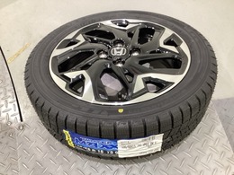 当社にてデモ走行時に装着していたワンシーズン使用の中古スタットレスタイヤ+ホイール4本セットを用意致しました。（2024年製、タイヤ＋ホイールは現状渡し、保証対象外です）