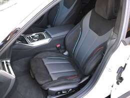 ホールド性の高いフロントシートは長時間のドライブにもストレス無く快適なひとときを楽しめます。