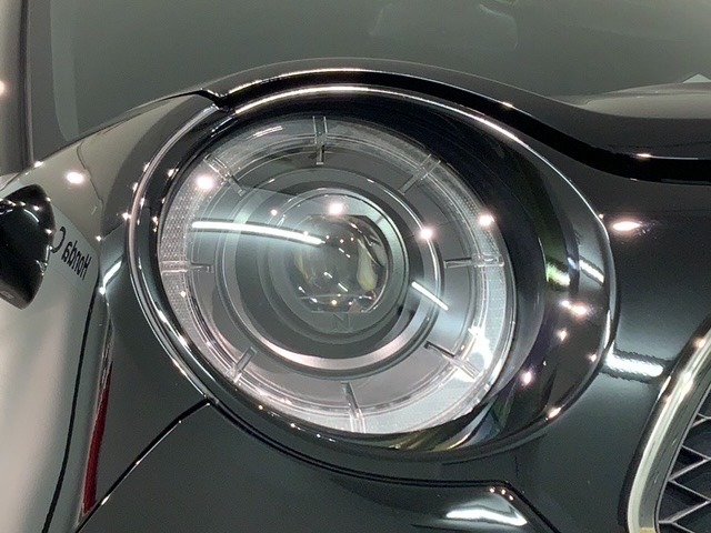 LEDヘッドライトは、点灯の瞬間から最大光量を発揮し、突然暗くなるトンネルなどでの安定感を高めます。