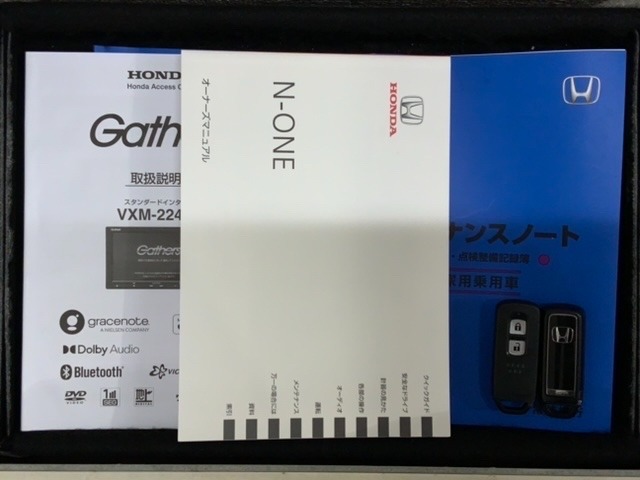 スマートキーは鍵をバッグに入れたままでもドアロックの開閉やエンジンのON・OFFができます。夜間や雨の日も鍵を探さなくて良いので便利です。