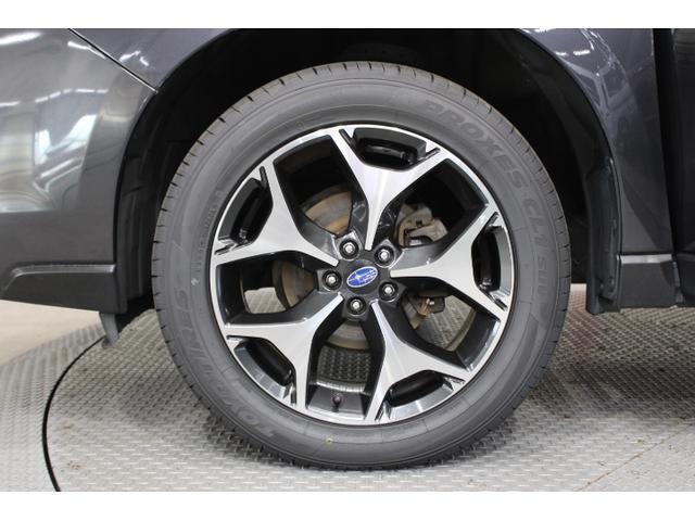 スタイリッシュで機能的！純正18インチアルミホイールを装着し、タイヤサイズは225/60R18。美しいデザインと高い走行性能で、ドライブがさらに快適に！