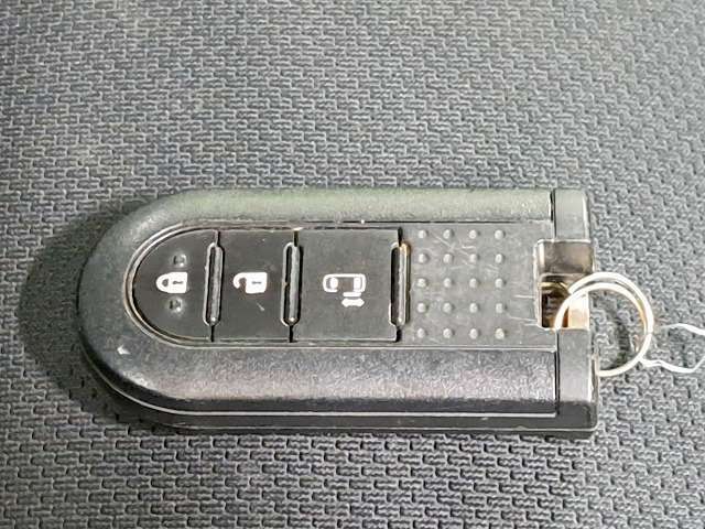 スマートキー付きです！鍵を出さず、ポケットやかばんの中に入れたままでも解錠できます！かなり便利な装備です！一度使えばクセになります！