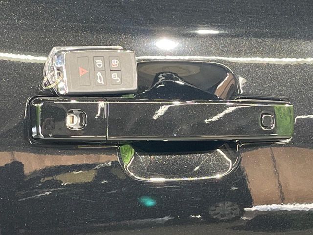 【キーレスエントリー】バッグやポケットからキーを取り出すことなく車にアクセスして、ロックとアラームを設定できます。　毎日の利便性をさらに高める機能です。