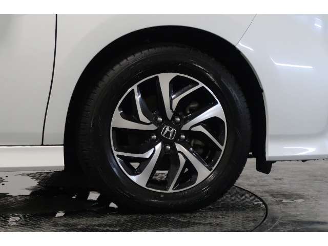 アルミホイール装備でスタイリッシュな見た目に！