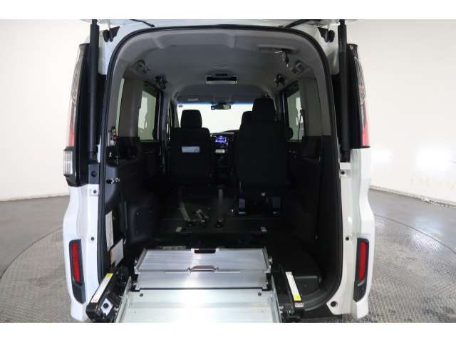 車いすの方が乗り込むスペースも十分広く確保されています。