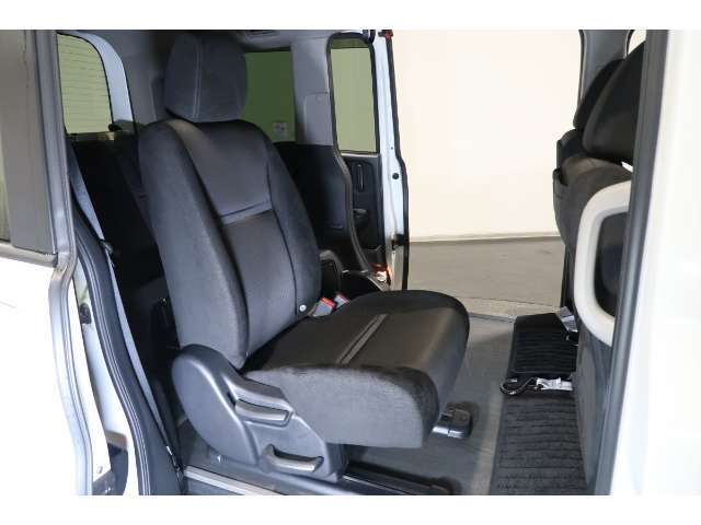 【足もと広々】リアシートの足元広々！ゆったり空間で楽チン♪　ロングドライブも快適です♪