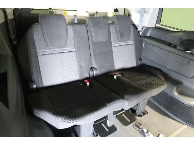 3列目シートもゆったりと座れる空間を確保しております。ご家族皆様でのドライブをお楽しみください。