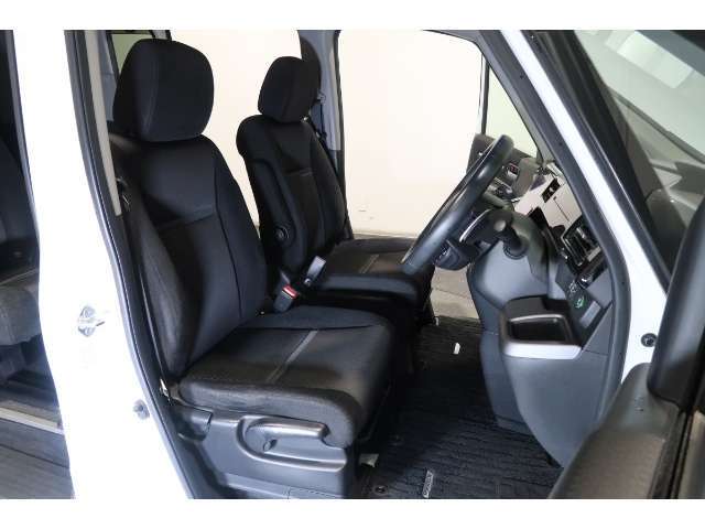 すわり心地の良い運転席・助手席です。長時間のドライブの疲れ軽減に貢献します。どうぞ快適なドライブを♪